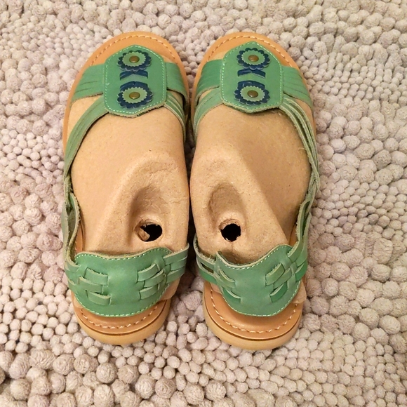 Adorable Huaraches Strappy Sandals - Picture 3 of 7